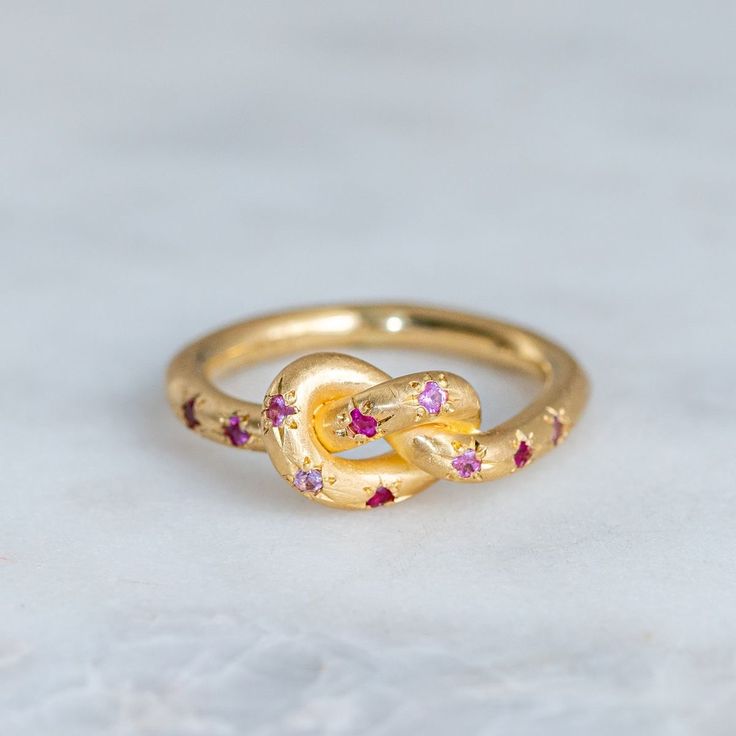Anillo vintage de oro rosa anudado Celestial