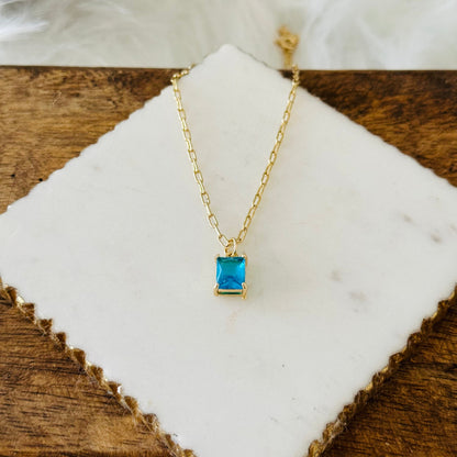 Collar con colgante talla esmeralda