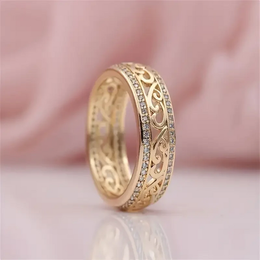 Anillo dorado brillante y hueco