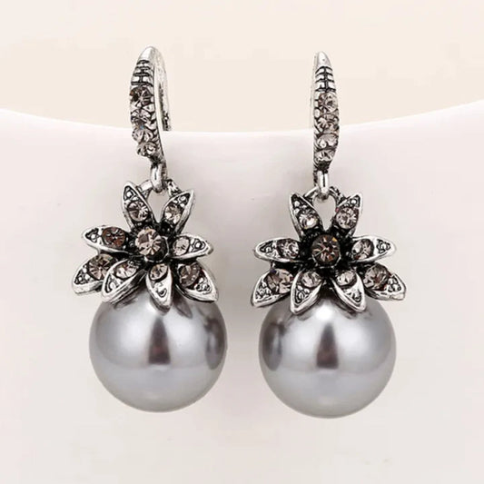 Aretes Florales con Perlas Plateadas Vintage