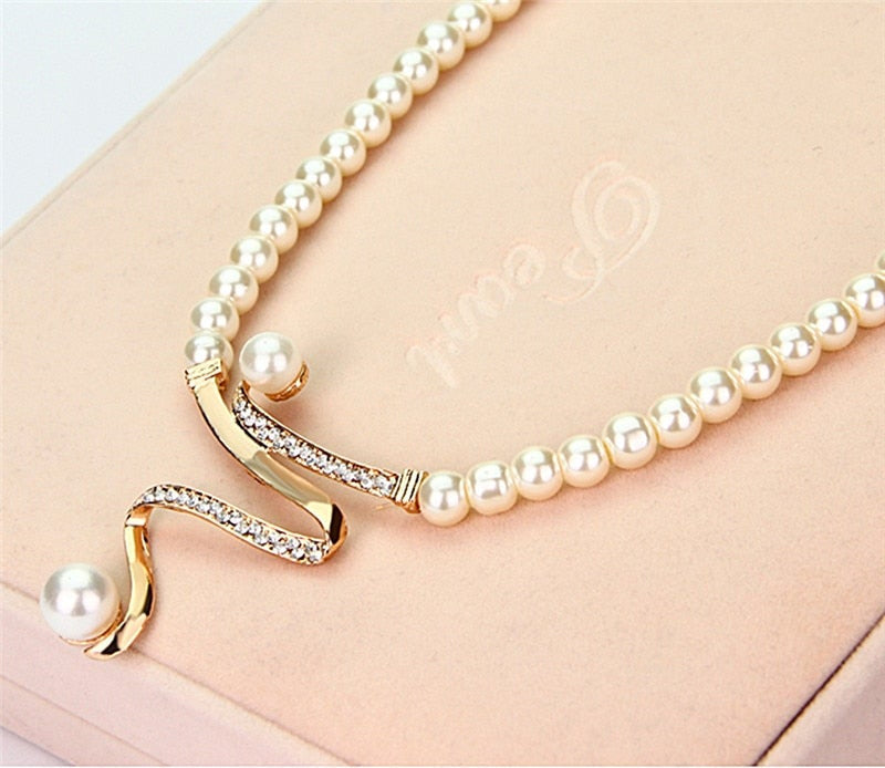 Conjunto de collar + pendientes de perlas naturales