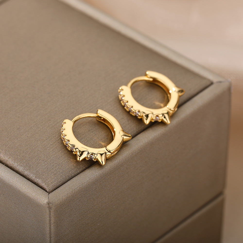 Aretes Minimalistas de Punta con Circonitas en Oro