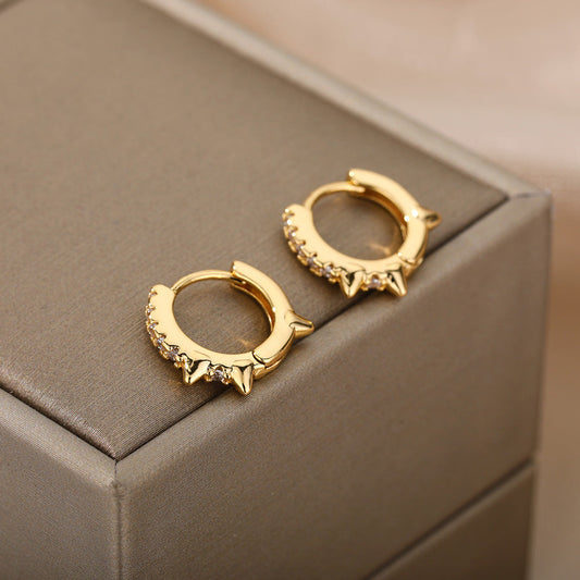 Aretes Minimalistas de Punta con Circonitas en Oro