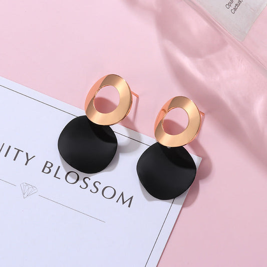 Aretes Minimalistas Redondos de Lujo Oscuros en Oro