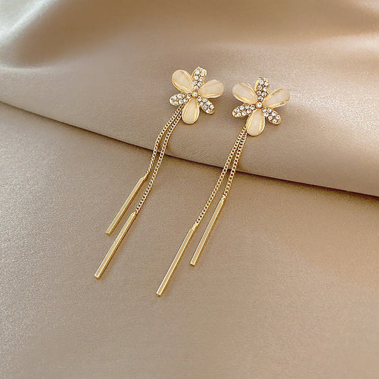 Aretes Colgantes de Flor Silvestre con Cristales en Oro