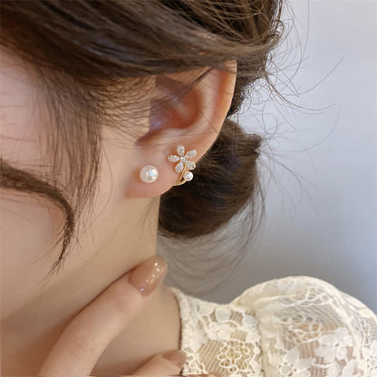 Aretes Florales con Circonitas y Perlas en Oro