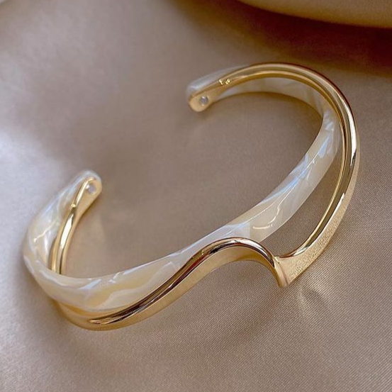 Pulsera elegante dorada con ópalo blanco