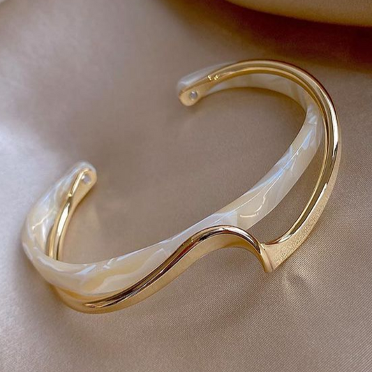 Pulsera elegante dorada con ópalo blanco