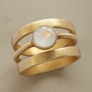 Anillo vintage de oro e incrustaciones de piedra de luna
