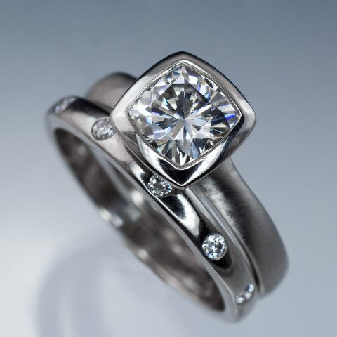 Anillo Plateado con Circonio Incrustado Vintage